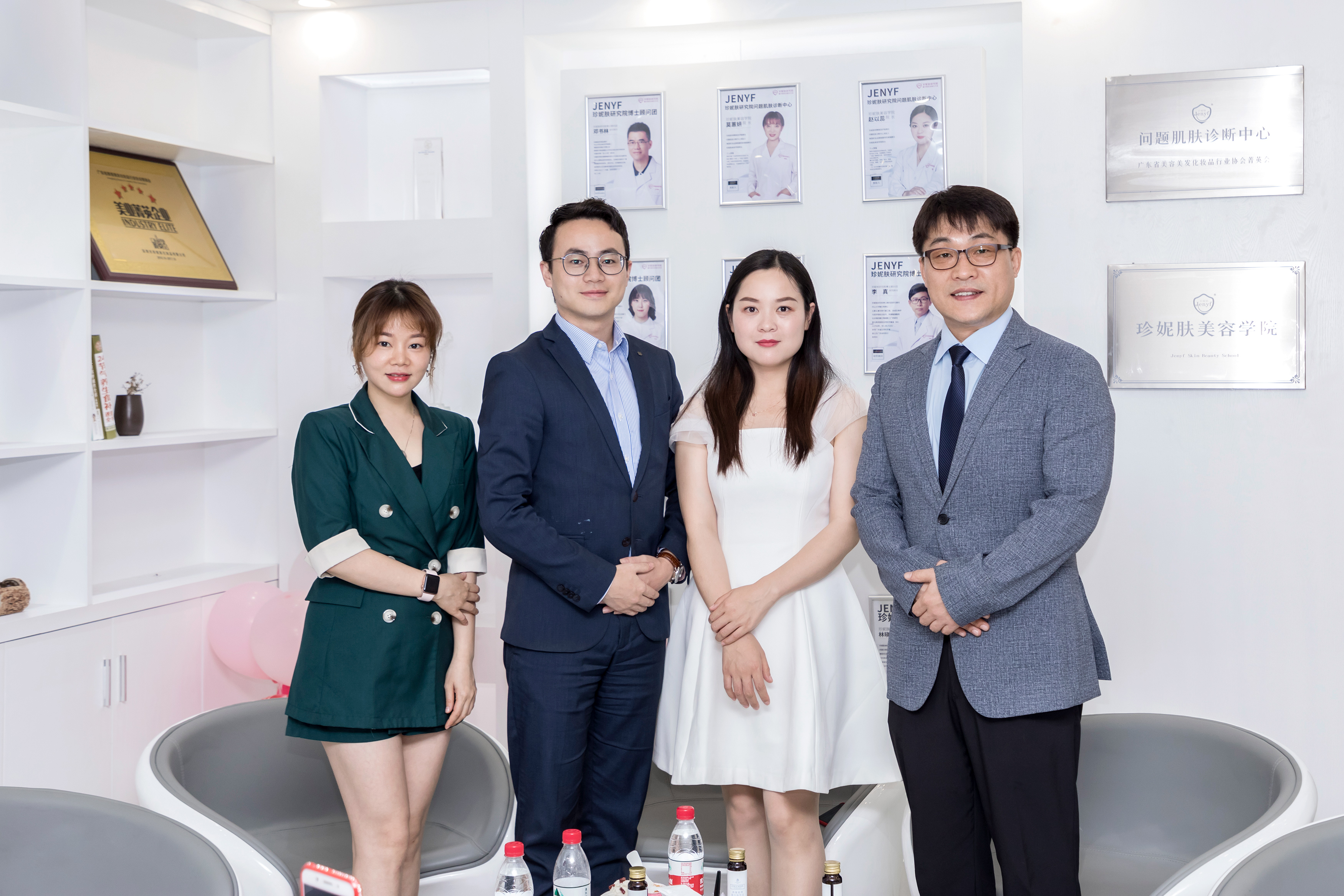 付鑫老师和莫老师合影留念